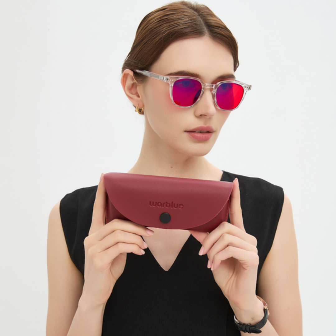 Modelo sosteniendo el estuche protector de Da Vinci – gafas con montura Crystal