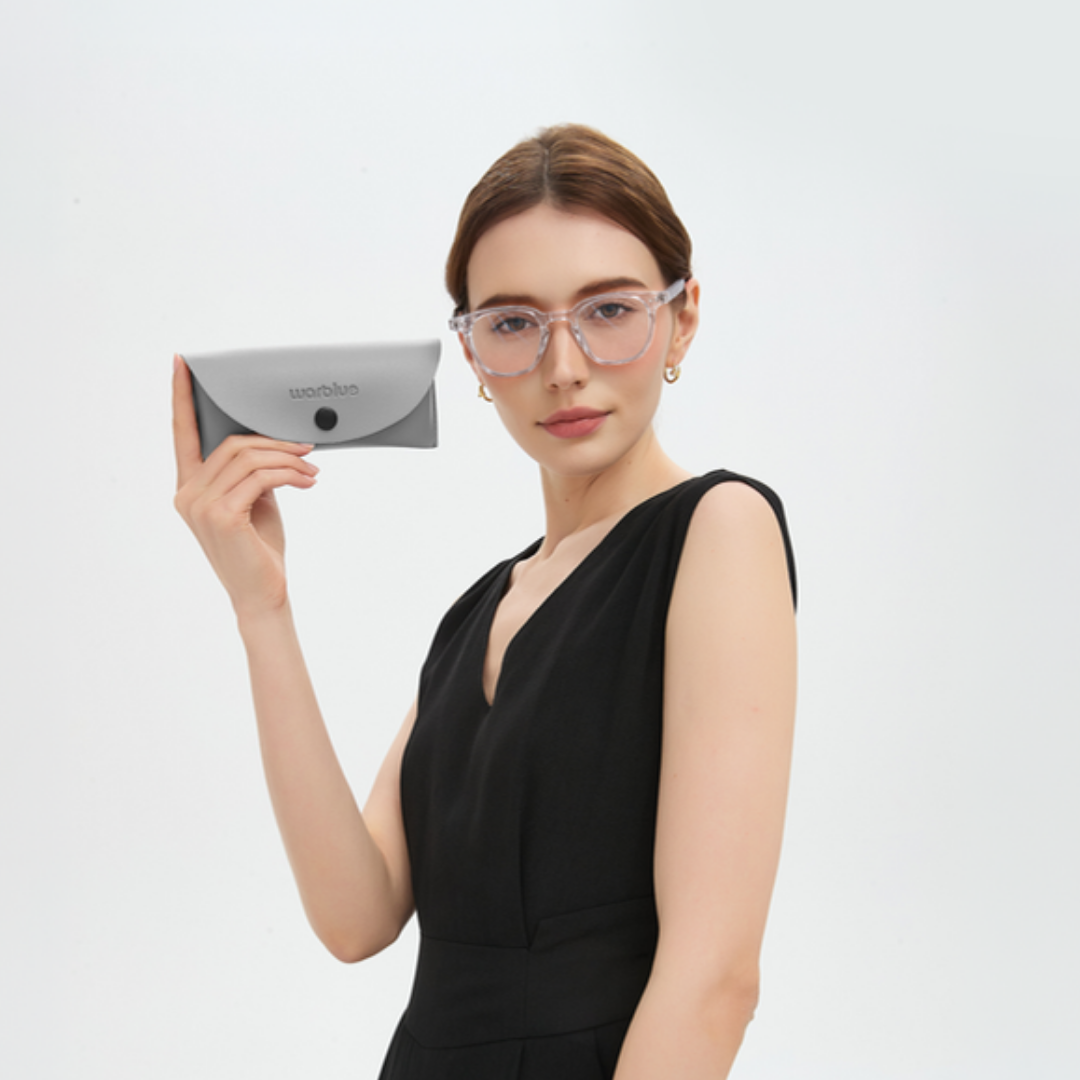 Modelo sosteniendo el estuche protector de Edison – gafas con montura Crystal
