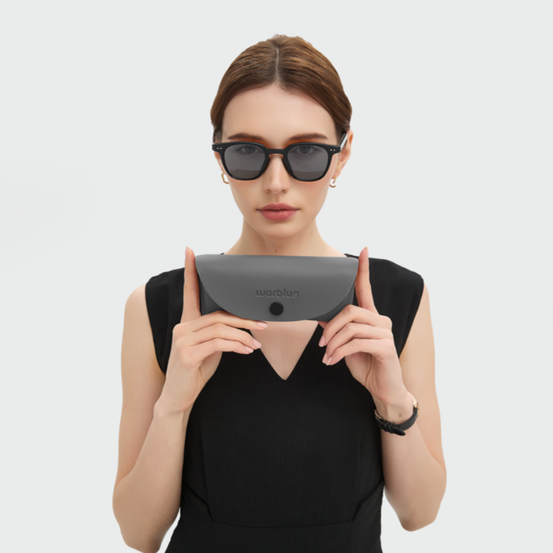 Modelo sosteniendo el estuche protector de Louis – gafas de sol con montura negra
