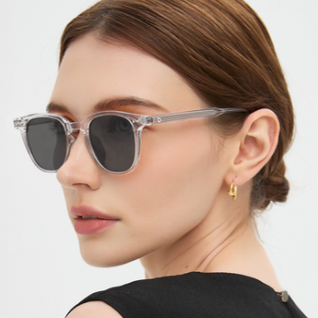 Retrato con gafas de sol Louis Crystal, lentes gris claro, montura transparente