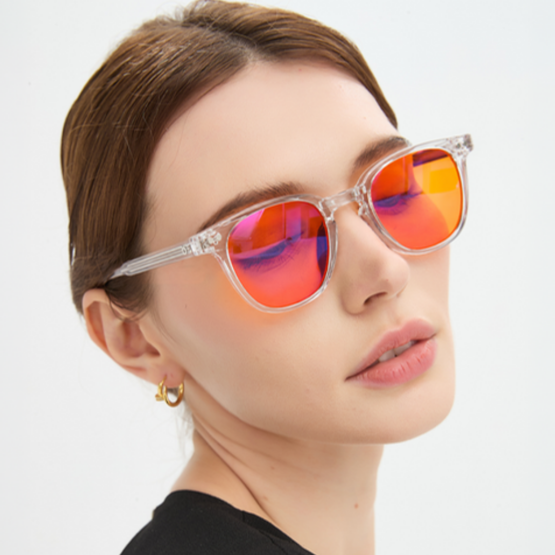 Retrato con gafas Newton Crystal, lentes naranjas