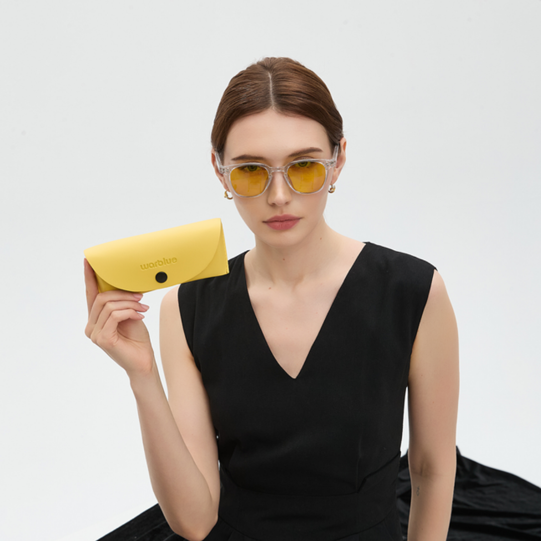 Modelo sosteniendo el estuche protector de Galileo – gafas con montura Crystal