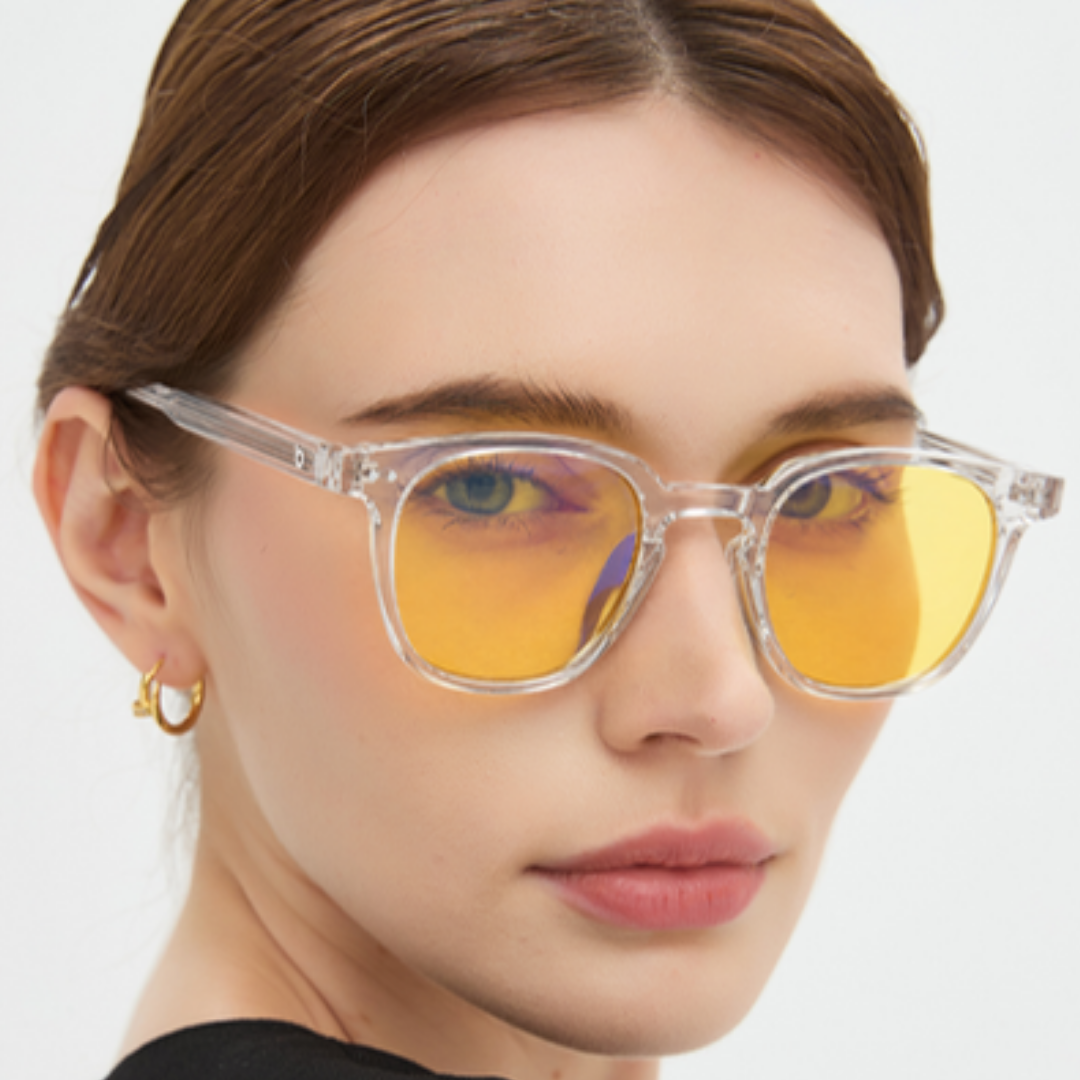 Retrato con gafas Galileo Crystal, lentes amarillas, montura transparente