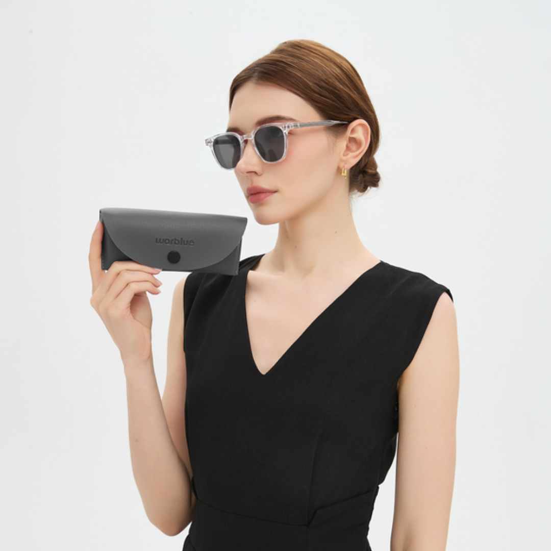 Modelo sosteniendo el estuche protector de Louis – gafas de sol con montura Crystal