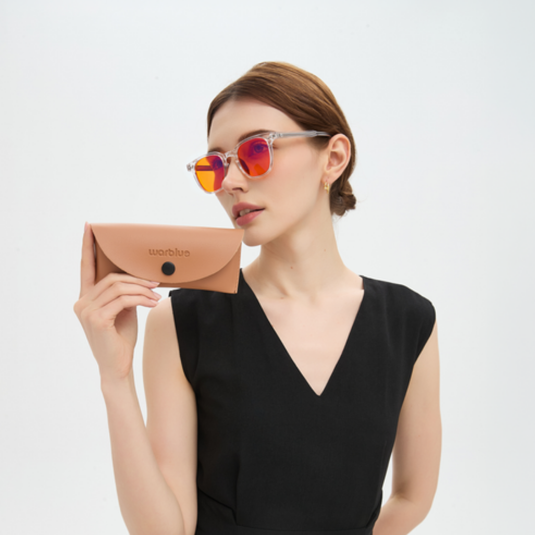 Modelo sosteniendo el estuche protector de Newton – gafas con montura Crystal