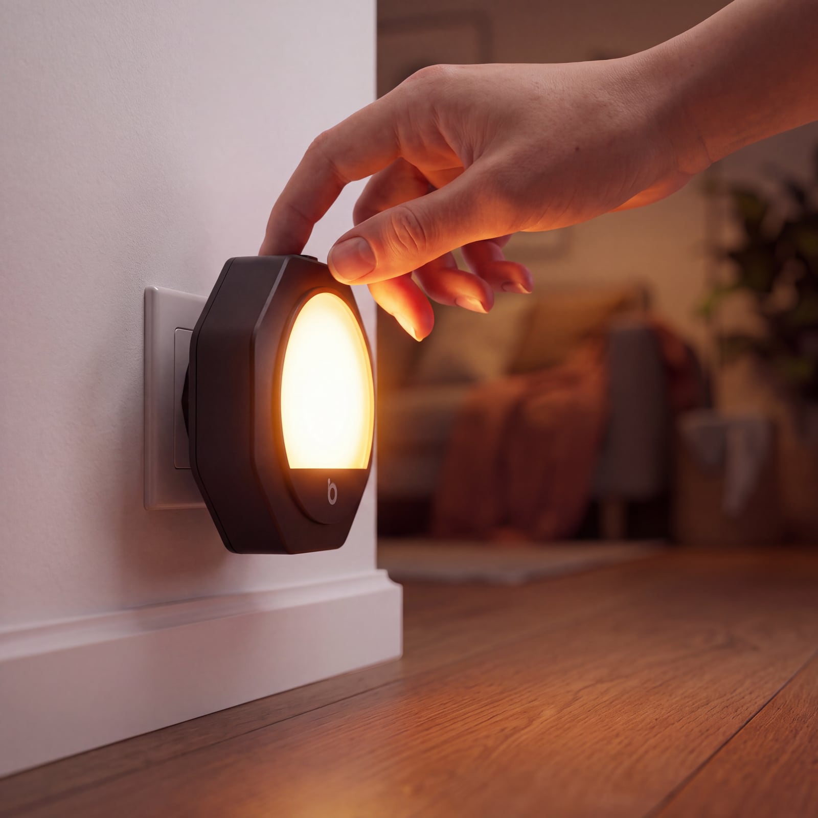 Mano tocando el regulador de una luz nocturna ámbar