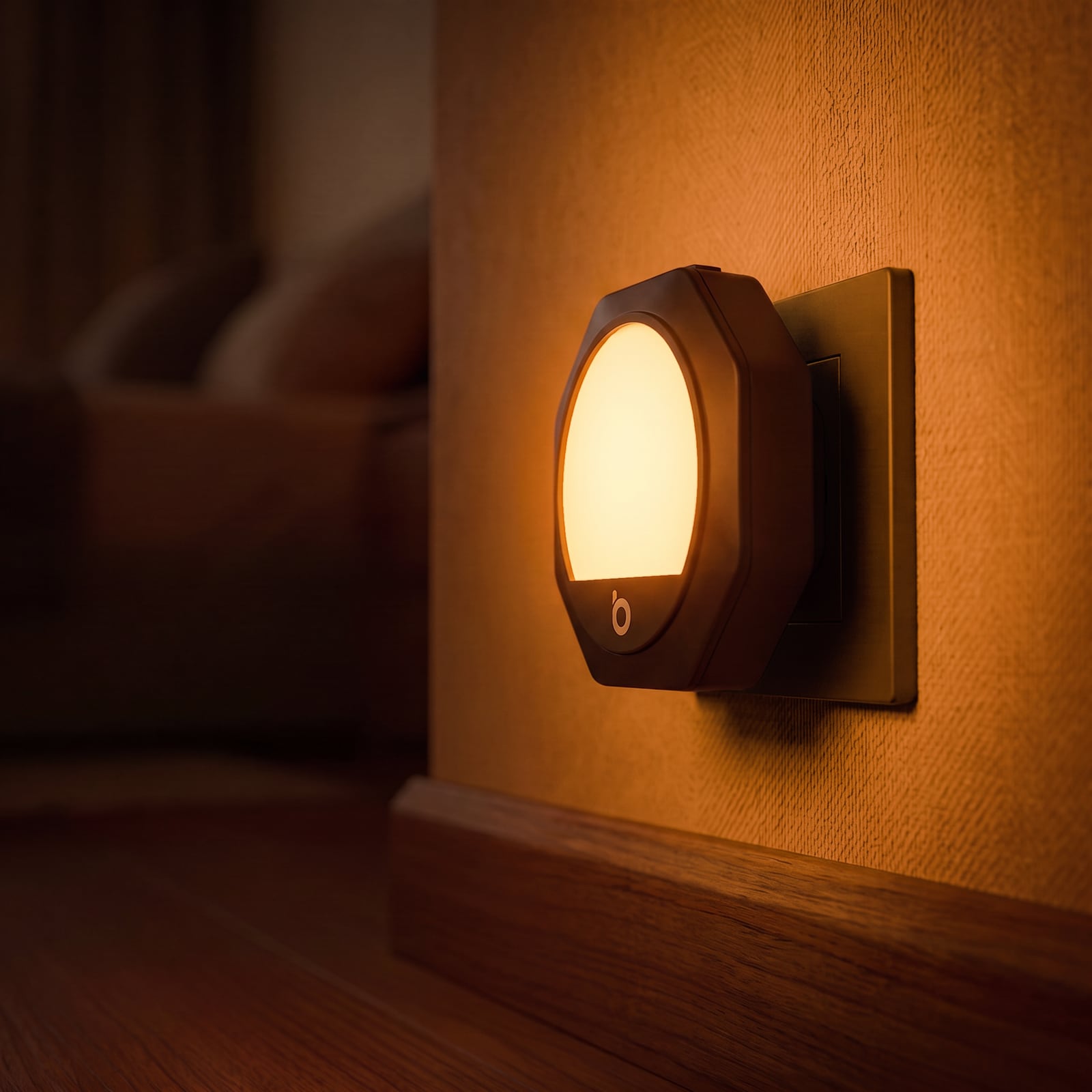 Luz nocturna ámbar en la pared de un salón