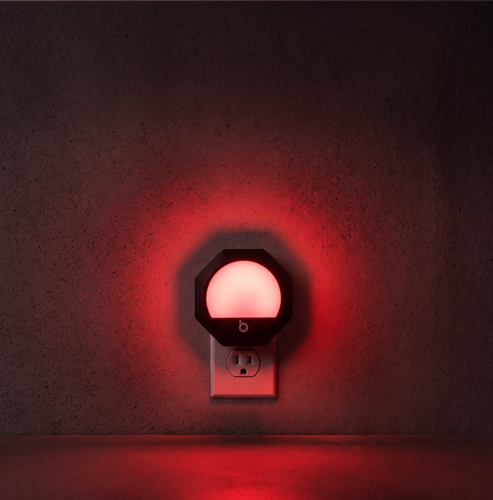 Luz nocturna enchufada a una toma de pared